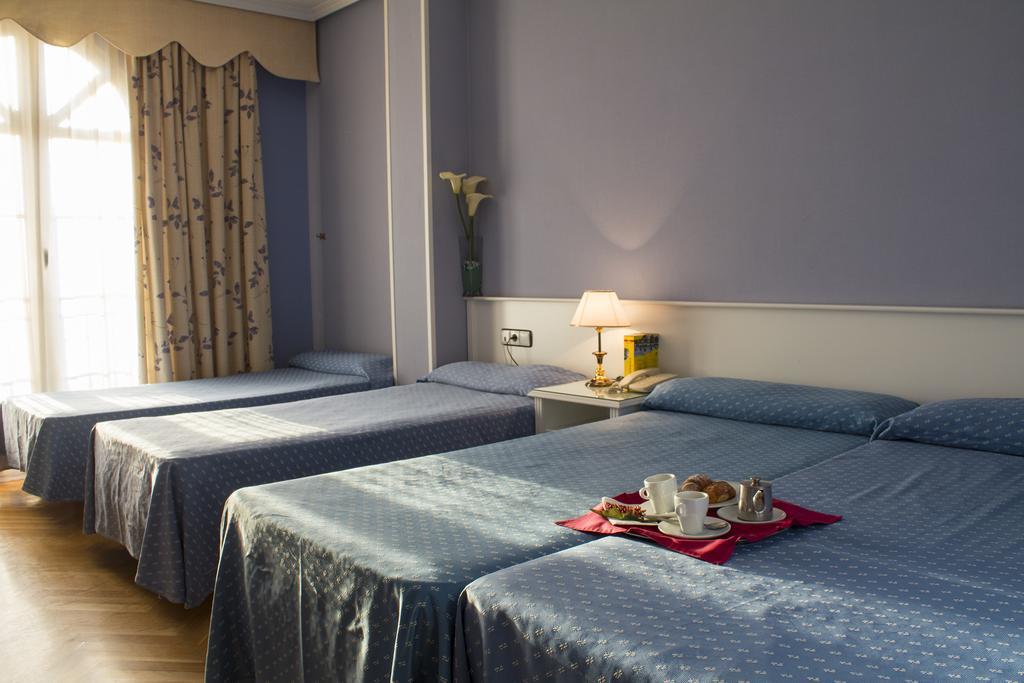 ホテル Checkin Madrid パルラ 部屋 写真