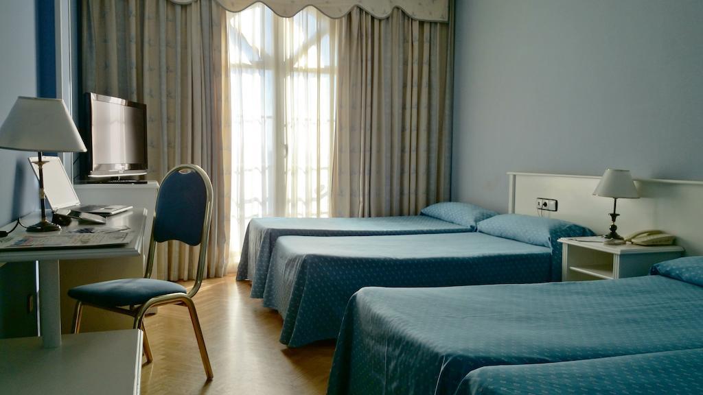 ホテル Checkin Madrid パルラ 部屋 写真